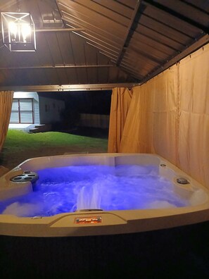 Tina de hidromasaje al aire libre