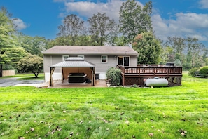 Terrace/patio - Comfortable Split Level with Hot Tub, High Speed Internet  (Narvon)