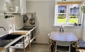 Fridge, microwave, oven, dishwasher - Quiet apartment in a classic Danish villa (København)