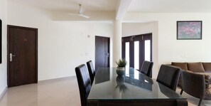 Deluxe Apartment | Ruang tamu | 42 inci televisyen LED dengan kabel 