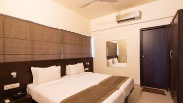 Deluxe Twin Room | Premium bedding, in-room safe, desk, laptop workspace