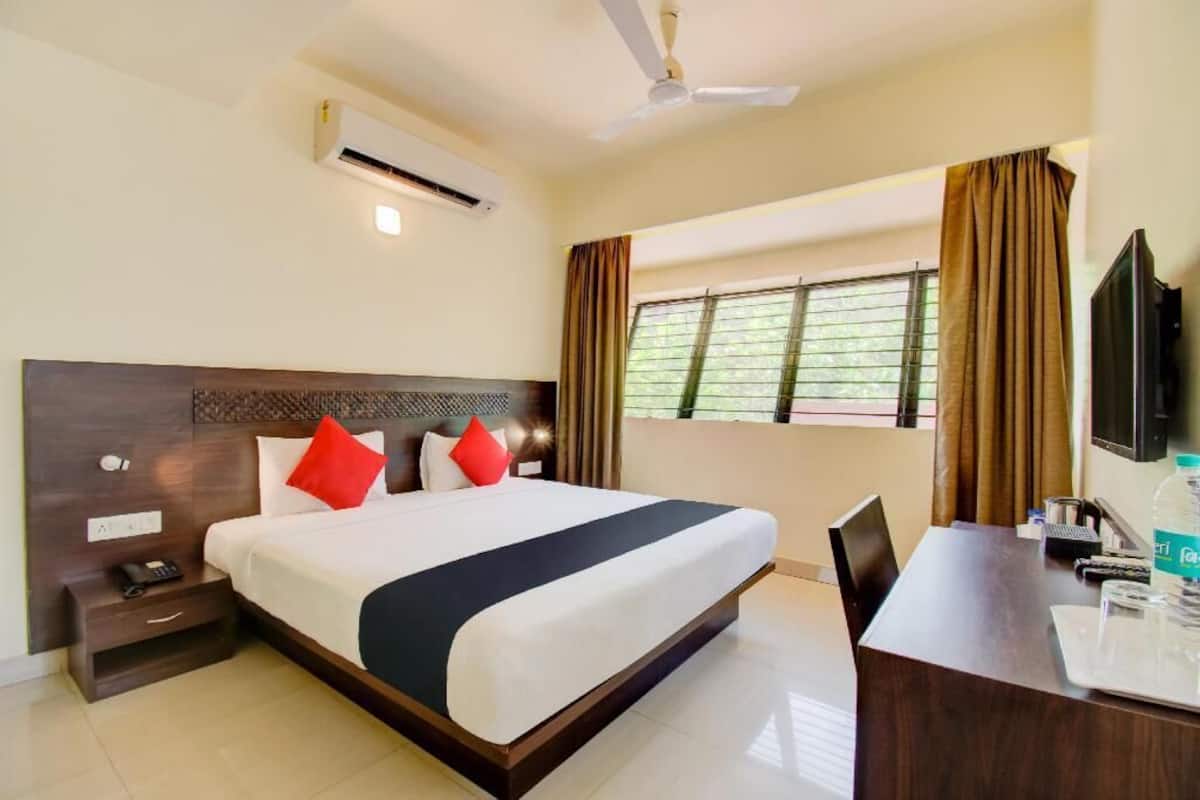 Deluxe Double Room | Premium bedding, in-room safe, desk, laptop workspace