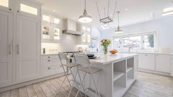 Ovn, kogeplade, opvaskemaskine, højstol