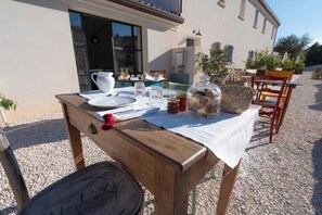 Outdoor dining - Stazzo Nestled in the silence of the countryside, a few kilometers from the sea of PortoSanPaolo (Sardegna)