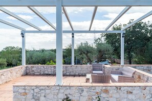 Deluxe-Villa, 4 Schlafzimmer, Terrasse, Poolblick | Wohnbereich | 35-Zoll-Fernseher mit Digitalempfang