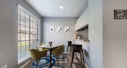 Gated 2BR Townhouse, Pool & Patio / Near Museums