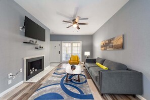 Smart TV - Gated 2BR Townhouse, Pool & Patio / Near Museums (Houston)