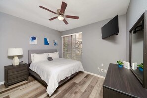 2 bedrooms, iron/ironing board, free WiFi, bed sheets - Gated 2BR Townhouse, Pool & Patio / Near Museums (Houston)