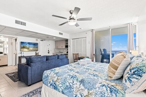 Suite estudio, 1 cama King size y sofá cama, balcón, vista al océano (Long Beach Resort 4-1107E) | 1 habitación, decoración personalizada y muebles diferentes 