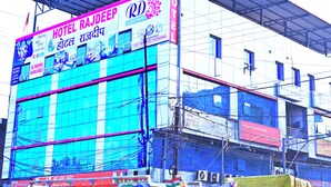 A hotel with a large signboard advertising rooms available. - HOTEL RAJDEEP (Sehore)