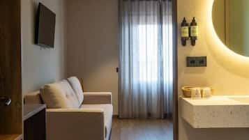 トリプルルーム | セーフティボックス (室内)、アイロン / アイロン台、WiFi (無料)