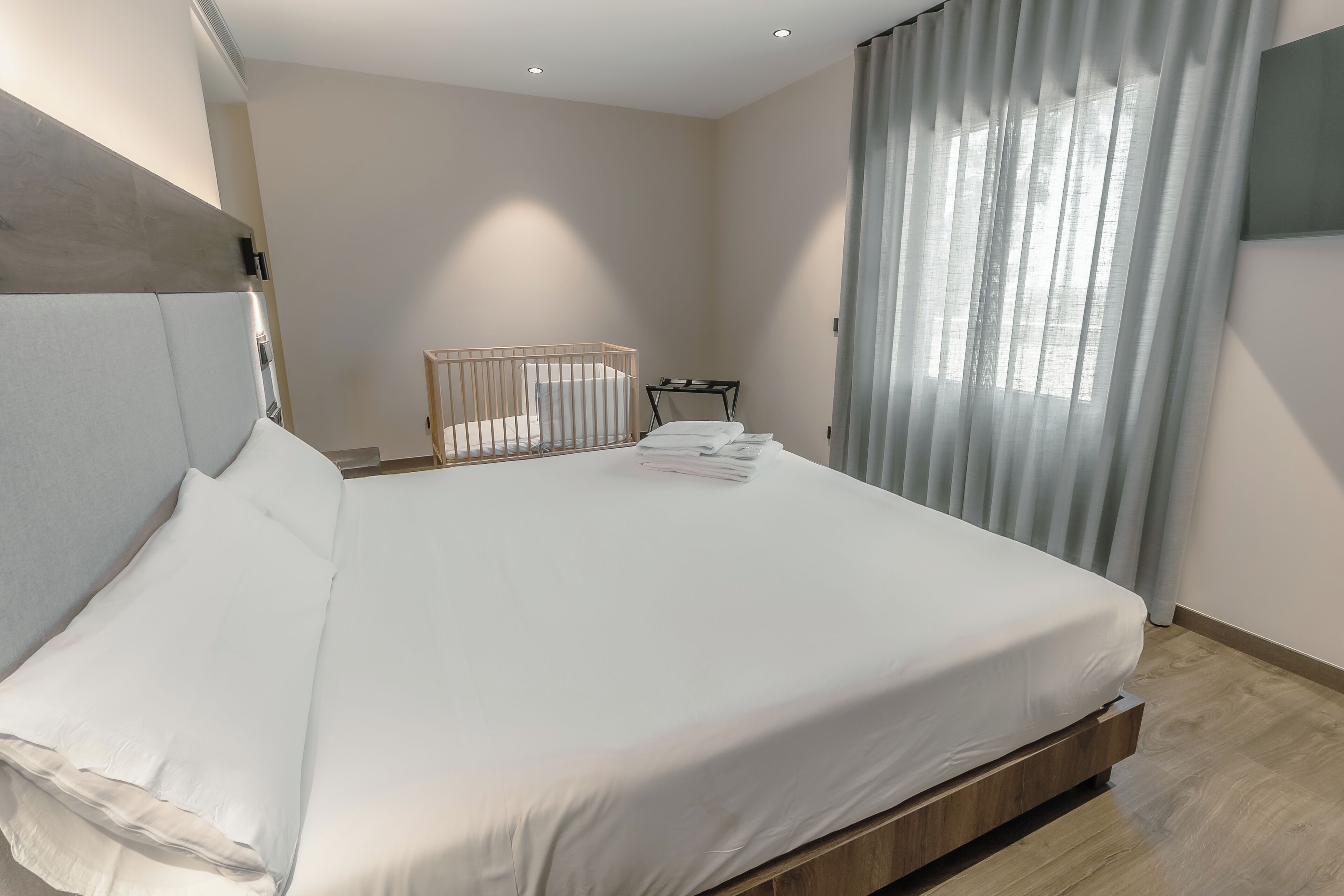 ダブルルーム | セーフティボックス (室内)、アイロン / アイロン台、WiFi (無料)