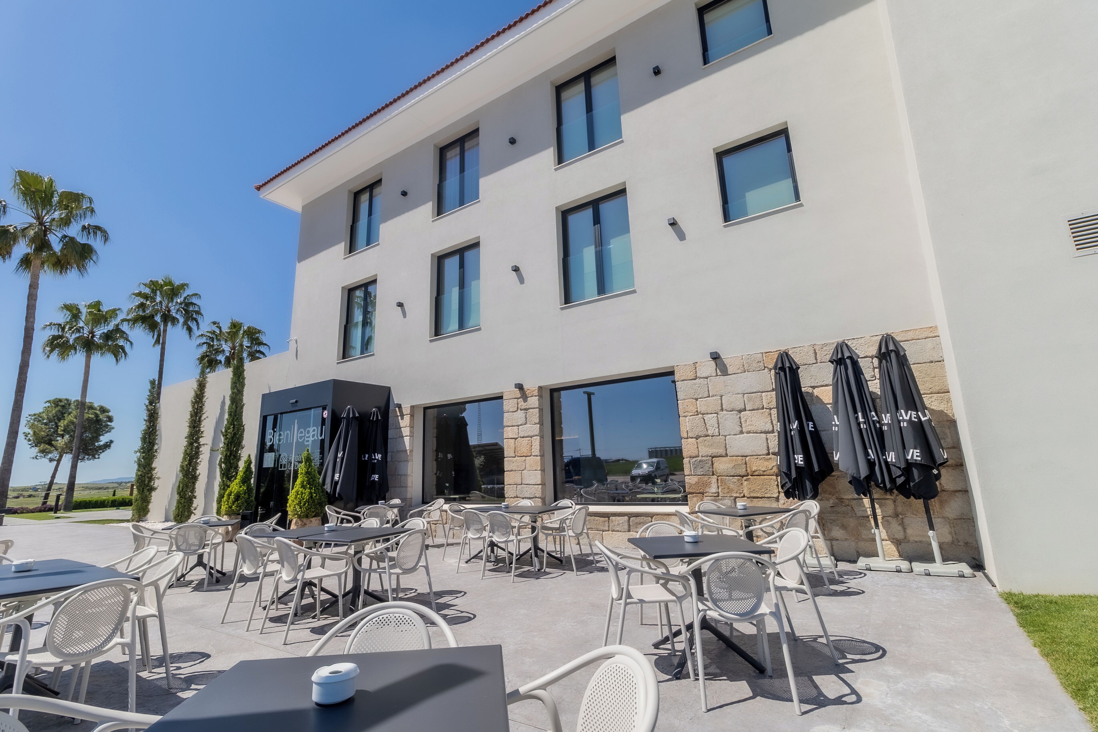 Vista frontal de la propiedad