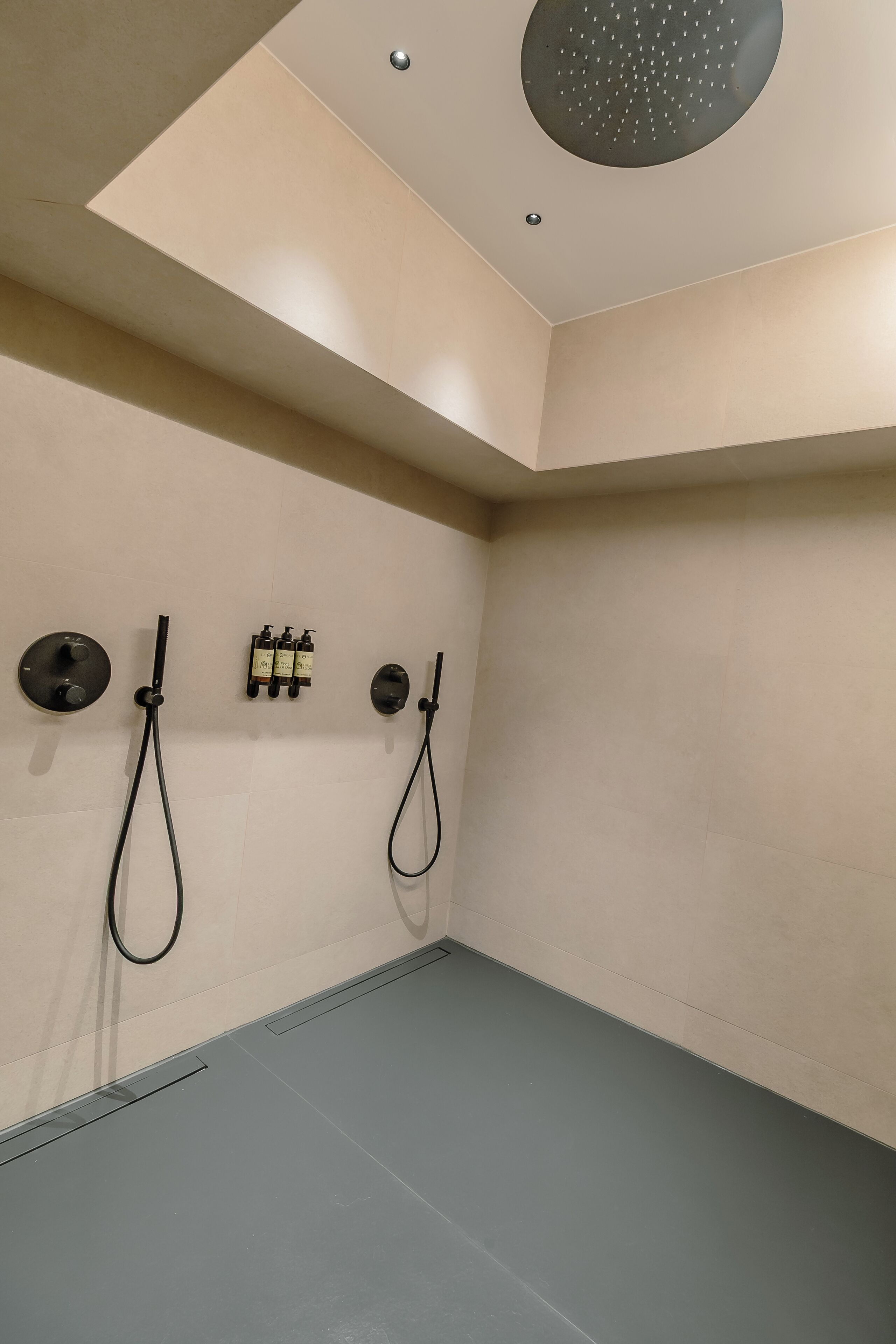 Une salle de bain moderne avec une zone de douche, des toilettes et un lavabo.
