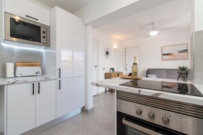 Kühlschrank, Mikrowelle, Herdplatte, Toaster