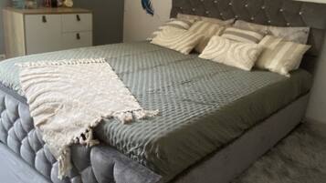 4 habitaciones, tabla de planchar con plancha, wifi y ropa de cama