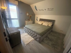 4 多间卧室、熨斗/熨衣板、WiFi、床单