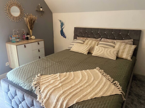 4 habitaciones, tabla de planchar con plancha, wifi y ropa de cama 