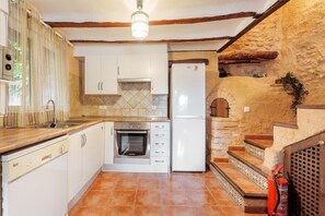 Een koelkast, een magnetron, een oven, een kookplaat