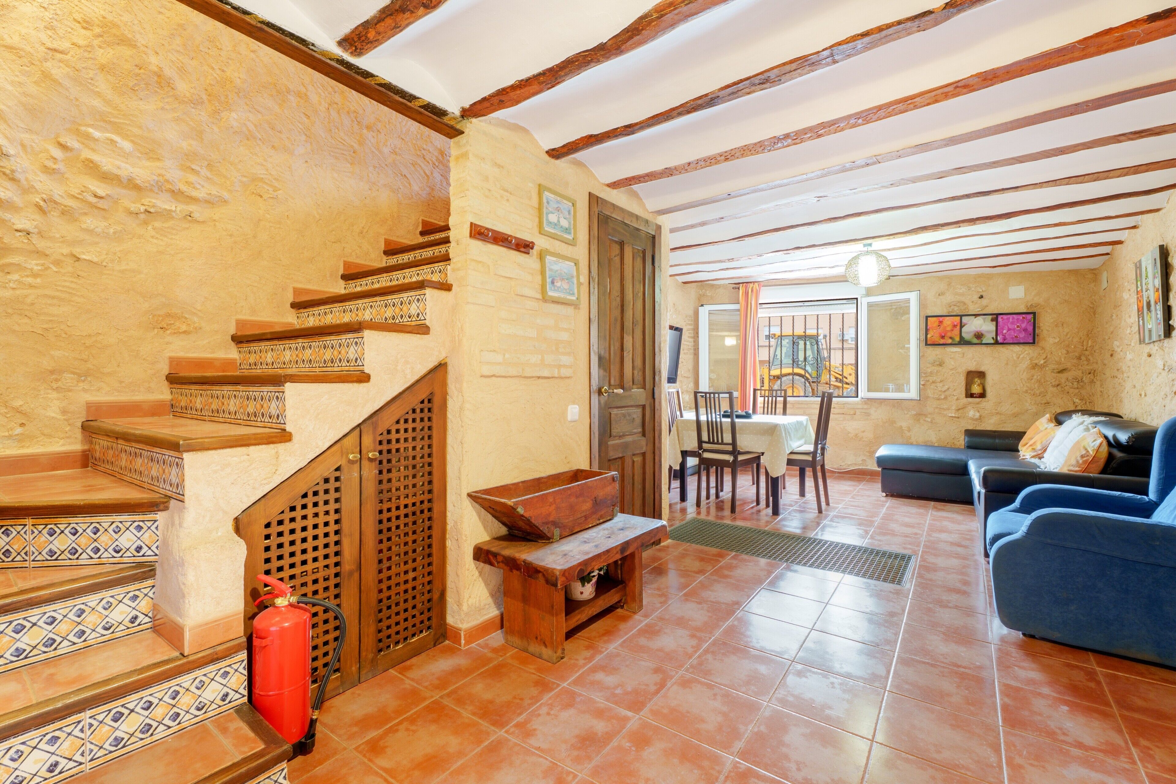 Een televisie, een open haard, videogames en een dvd-speler