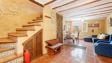 Een televisie, een open haard, videogames en een dvd-speler