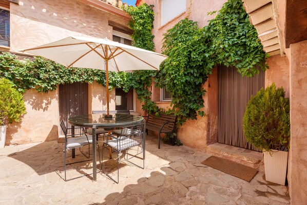 Outdoor dining - Country House 'La Casica Del Sol' with Private Terrace and Wi-Fi (Requena)