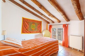 6 bedrooms, iron/ironing board, free WiFi, bed sheets