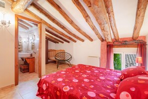 6 bedrooms, iron/ironing board, free WiFi, bed sheets