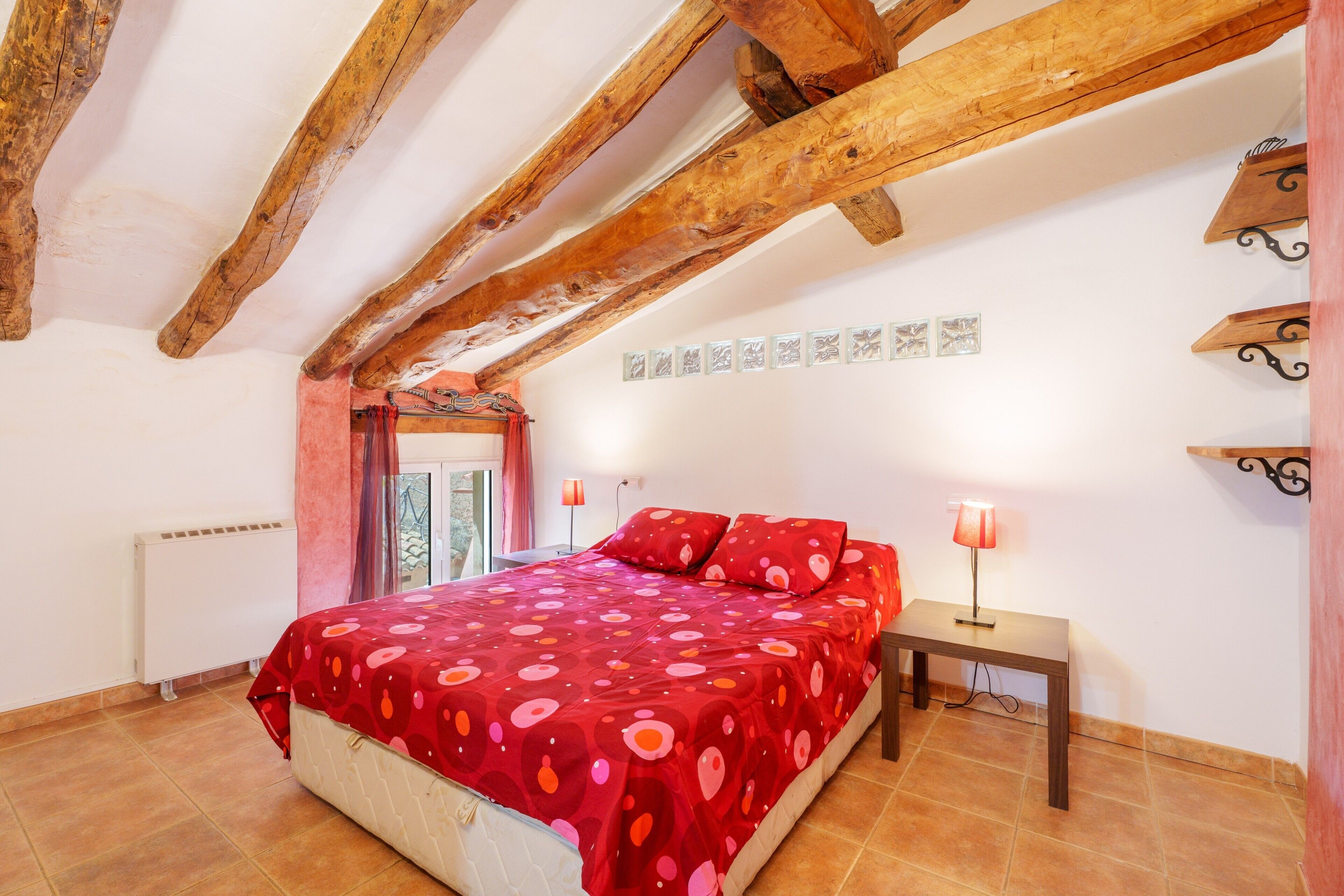 6 bedrooms, iron/ironing board, free WiFi, bed sheets