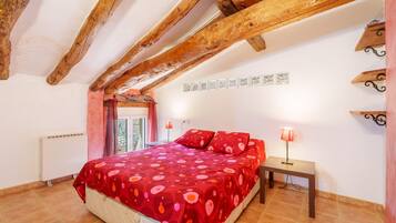 6 bedrooms, iron/ironing board, free WiFi, bed sheets