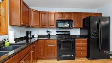 Réfrigérateur, micro-ondes, cafetiÚre/bouilloire