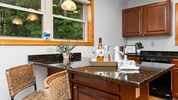 Réfrigérateur, micro-ondes, cafetiÚre/bouilloire