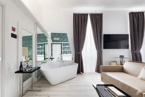 Executive Loft | Private spa tub