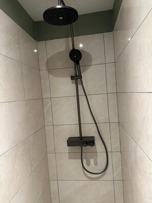Shower, hair dryer, towels, soap - Cosy house near Lille with garden and private terrace (Verlinghem)