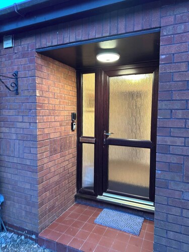 Spotless 3 bedroom cottage newly refurbished comfortable country location with free parking