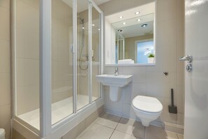 Comfort Apartment | Bathroom - Monument Apartments (Newcastle-upon-Tyne)