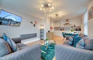 Comfort appartement | Woonruimte | Een 50-inch lcd-televisie met digitale zenders