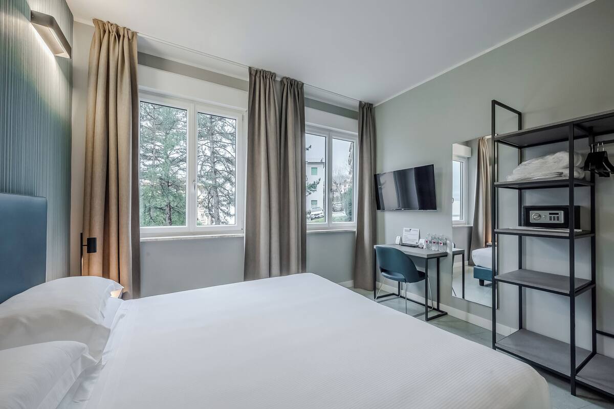 In-room safe, desk, WiFi (free)