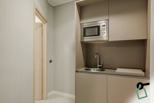 Refrigerador, microondas, placa de cocina, utensilios de cocina