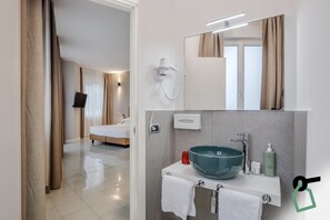 Studio | Kylpyhuone | Suihku, hiustenkuivaaja, pyyhkeet, vessapaperi
