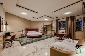 Perhestudio | Tallelokero huoneessa, työpöytä, ilmainen Wi-Fi