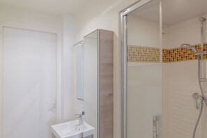 Comfort appartement, balkon, uitzicht op de stad | Badkamer
