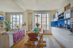 Departamento Confort, balcón, vista a la ciudad | Comedor