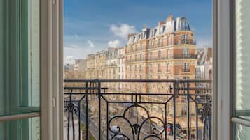 Apartemen Comfort, balkon, pemandangan kota | Balkon