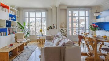 Apartamento Confort, balcón, vistas a la ciudad | Zona de estar