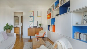 Apartemen Comfort, balkon, pemandangan kota | Area keluarga