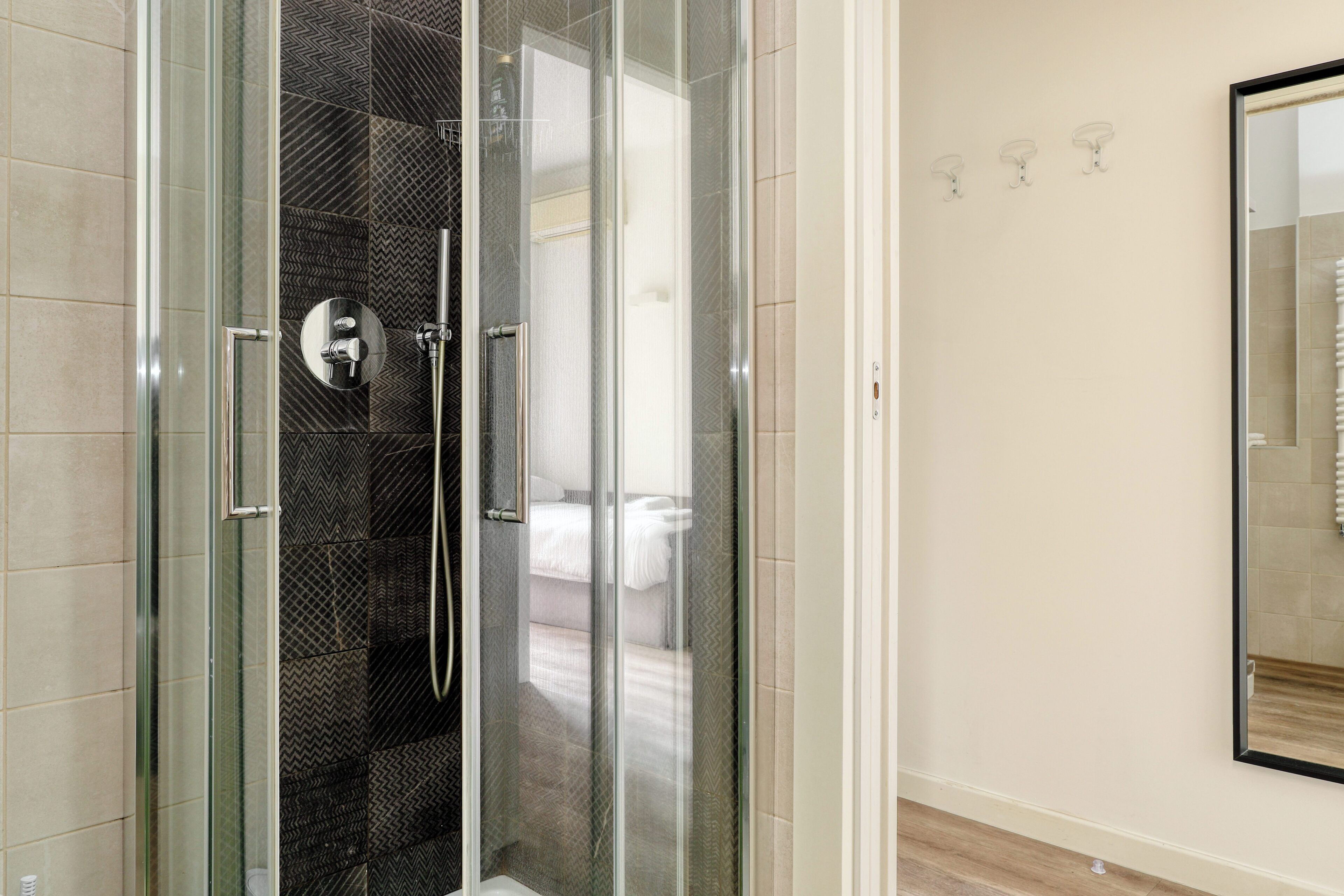 Studio, balcon | Salle de bain | Articles de toilette gratuits, bidet