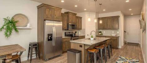 Kühlschrank, Mikrowelle, Ofen, Herdplatte