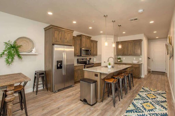 Fridge, microwave, oven, stovetop - Corner Casita l Spacious 6-Bedroom with Private Bathrooms (Washington)