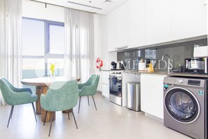 冷蔵庫、電子レンジ、オーブン、コーヒー / ティーメーカー